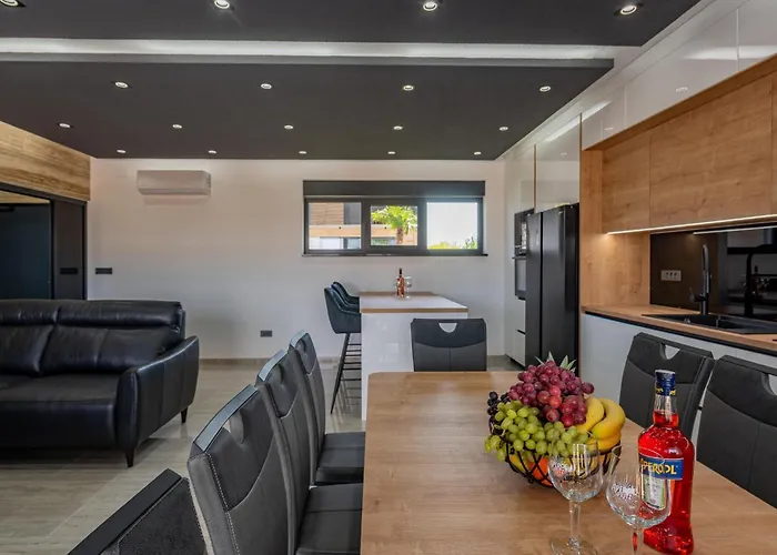 5 Bedroom Beautiful In Дом отдыха Привлака