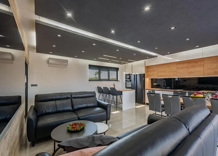 5 Bedroom Beautiful In Дом отдыха Привлака