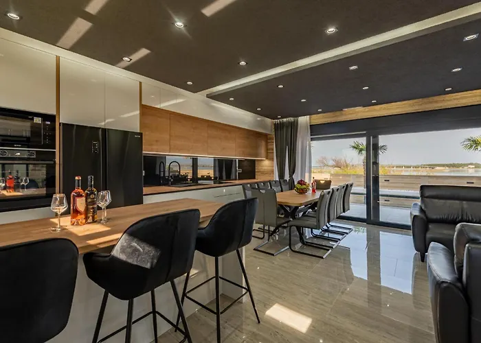 Дом отдыха 5 Bedroom Beautiful In Привлака