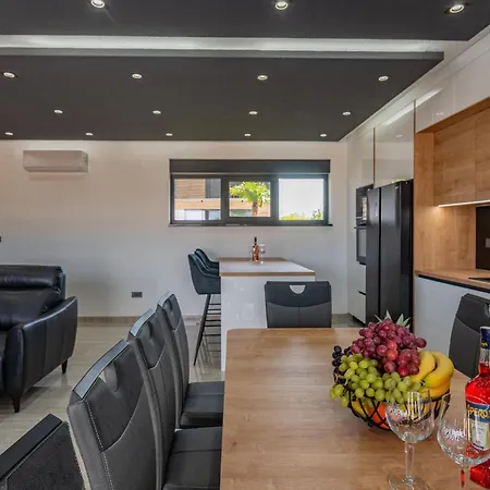5 Bedroom Beautiful In 펜션 프리블라카