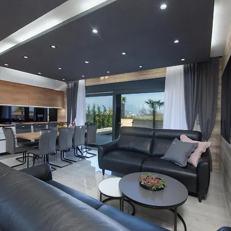 5 Bedroom Beautiful In