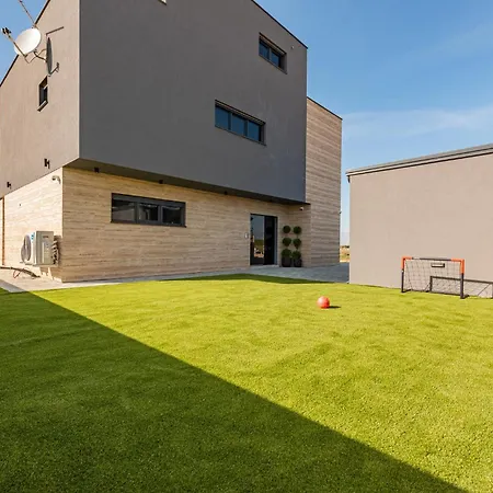 5 Bedroom Beautiful In Privlaka (Zadar)