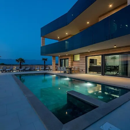 5 Bedroom Beautiful In *