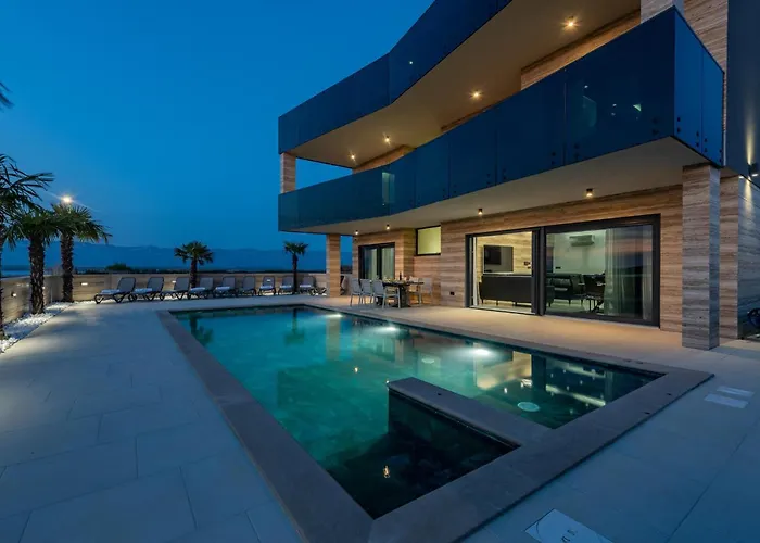 5 Bedroom Beautiful In *